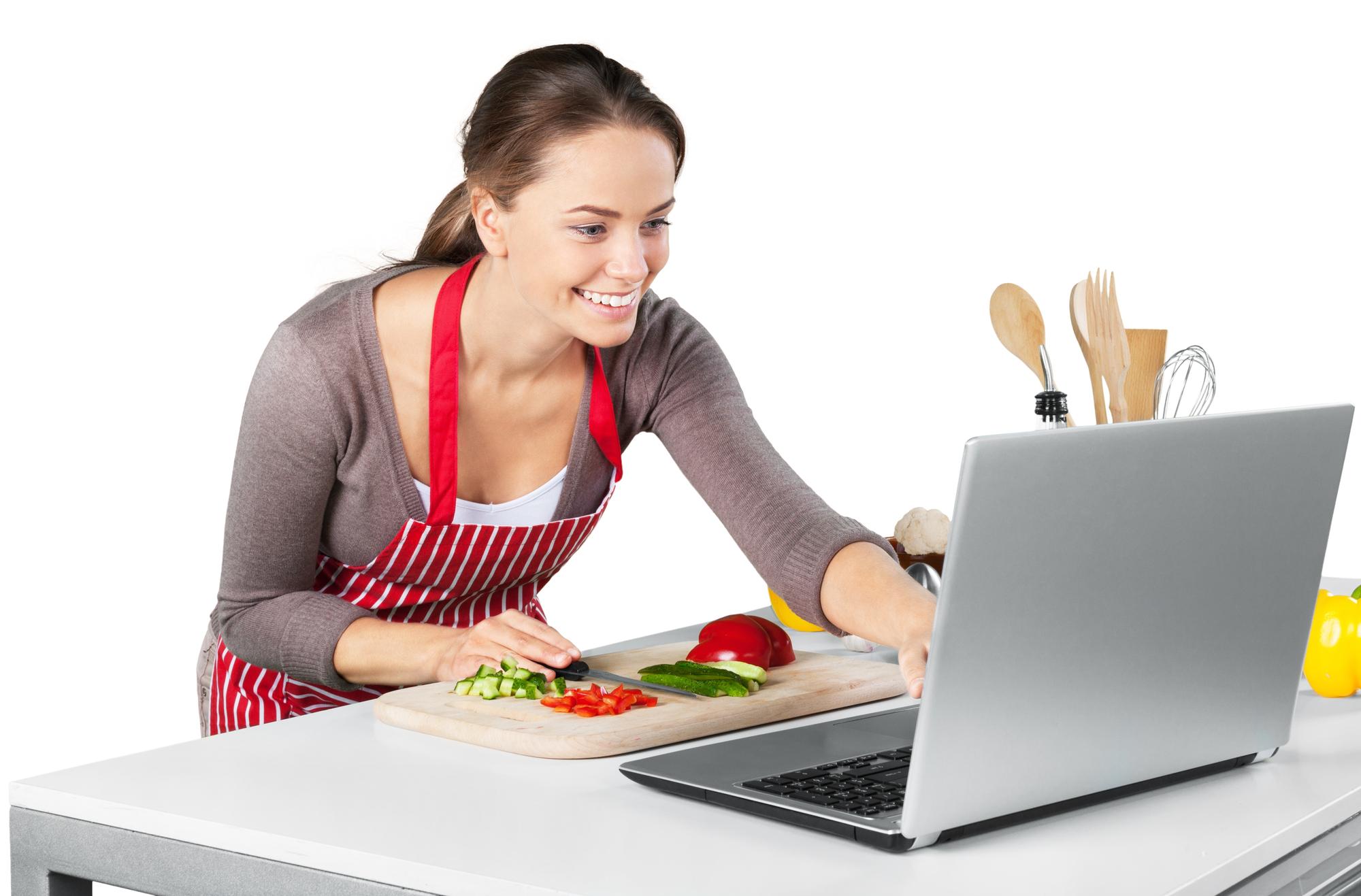 Usta şefle online ders sırasında mutfakta yemek hazırlayan öğrenci